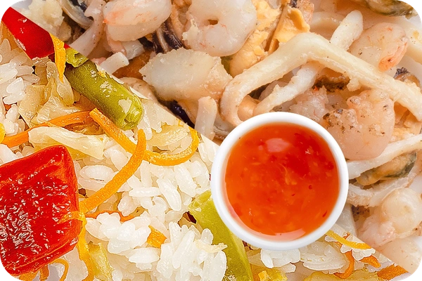 Заказать "Рис (овощи) + Морепродукты + Свит Чили (острый)" с доставкой в Нагаево от ресторана Farfor Рис (овощи) + Морепродукты + Свит Чили (острый)