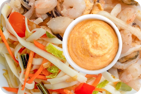 Заказать "Лапша удон (овощи) + Морепродукты + Сливочный Том-ям (острый)" с доставкой в Октябрьском от ресторана Farfor Лапша удон (овощи) + Морепродукты + Сливочный Том-ям (острый)