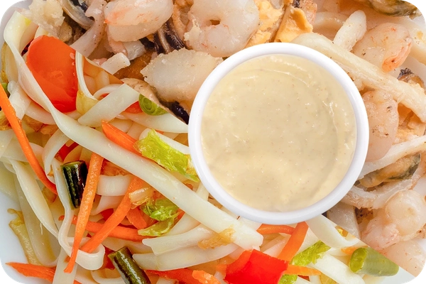 Заказать "Лапша удон (овощи) + Морепродукты + Соус сливочный Кимчи (острый)" с доставкой в Октябрьском от ресторана Farfor Лапша удон (овощи) + Морепродукты + Соус сливочный Кимчи (острый)