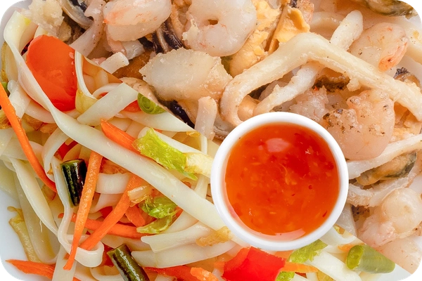 Заказать "Лапша удон (овощи) + Морепродукты + Свит Чили (острый)" с доставкой в Октябрьском от ресторана Farfor Лапша удон (овощи) + Морепродукты + Свит Чили (острый)