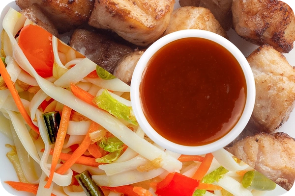 Заказать "Лапша удон (овощи) + Курица + Остро-сладкий соус" с доставкой в Октябрьском от ресторана Farfor Лапша удон (овощи) + Курица + Остро-сладкий соус