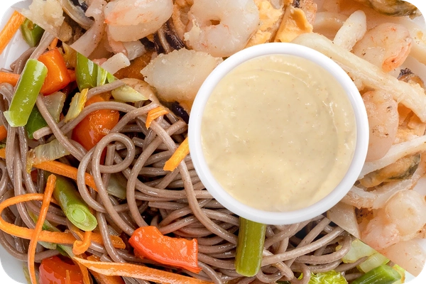 Заказать "Лапша соба (овощи) + Морепродукты + Соус сливочный Кимчи (острый)" с доставкой в Октябрьском от ресторана Farfor Лапша соба (овощи) + Морепродукты + Соус сливочный Кимчи (острый)