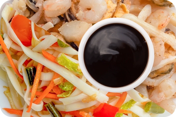 Заказать "Лапша удон (овощи) + Морепродукты + Соус Терияки" с доставкой в Октябрьском от ресторана Farfor Лапша удон (овощи) + Морепродукты + Соус Терияки