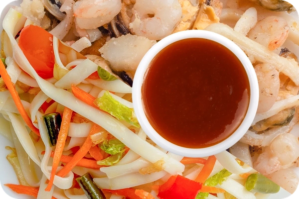 Заказать "Лапша удон (овощи) + Морепродукты + Остро-сладкий соус" с доставкой в Октябрьском от ресторана Farfor Лапша удон (овощи) + Морепродукты + Остро-сладкий соус